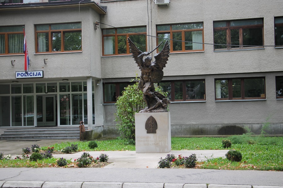 sv_mihovil_spomenik_policija_liv.jpg